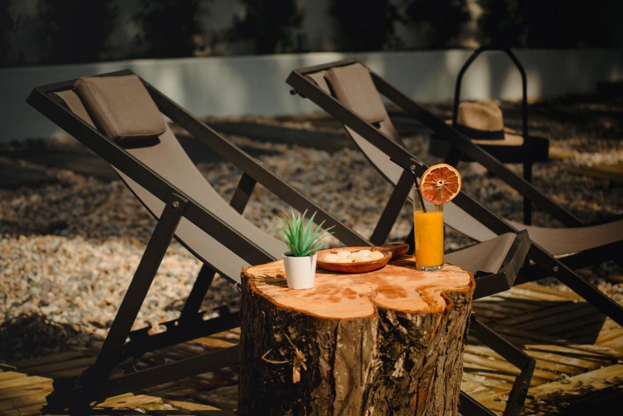 Готель A House In Estoril - Adults Only Екстер'єр фото A tree stump table